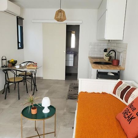 Charmant Studio Moderne Avec Exterieur "Dormir En Provence" Fontvieille Exterior photo